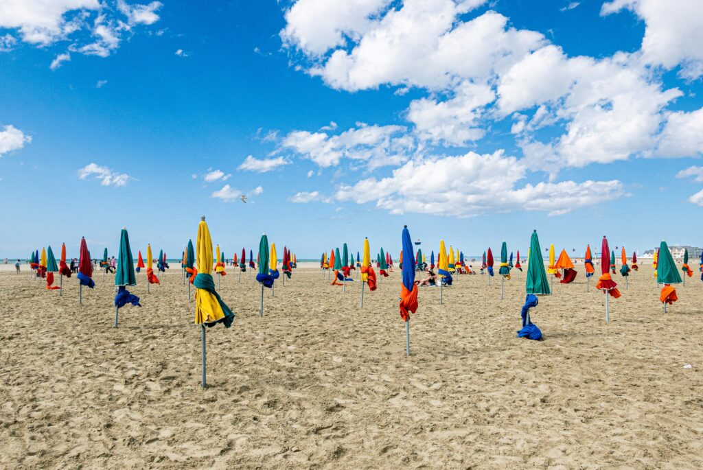 découvrez deauville, célèbre station balnéaire normande réputée pour son élégance, ses plages de sable fin et son casino. profitez d'un séjour de détente et de raffinement au cœur de la côte fleurie.