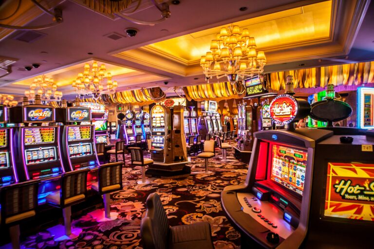découvrez une large sélection de jeux de casino en ligne avec des machines à sous, du poker, de la roulette et bien plus encore. jouez et gagnez gros sur les meilleurs jeux de casino.