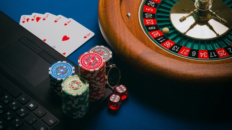 découvrez une large sélection de machines à sous passionnantes et tentez votre chance pour remporter de gros gains sur les meilleures slot machines en ligne.