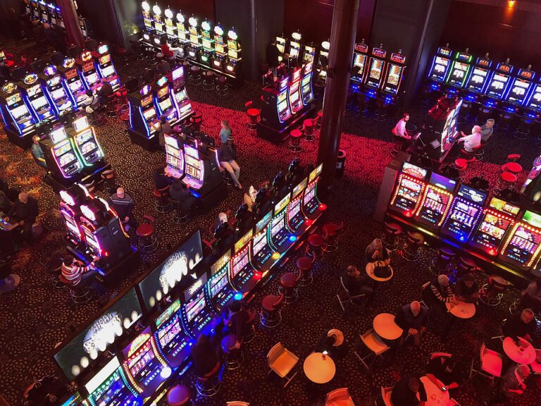 découvrez l'univers captivant des jeux de casino en ligne et tentez votre chance sur une multitude de jeux passionnants, allant des machines à sous aux jeux de table, pour une expérience de jeu inoubliable.